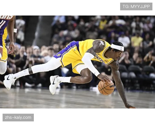 报道:湖人尝试让詹姆斯长时间出任中锋,实验“极致空间”阵容效果 报道:湖人尝试让詹姆斯长时间出任中锋,实验“极致空间”阵容效果