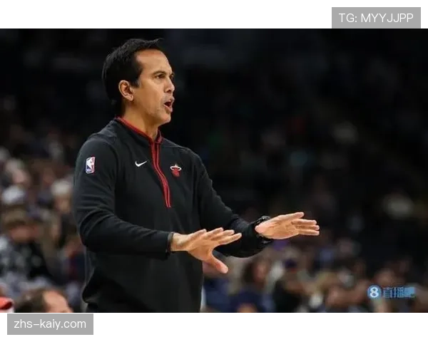 特写：最后一攻暂停期间，斯波尔斯特拉在战术板上快速绘制“Stack”堆叠战术